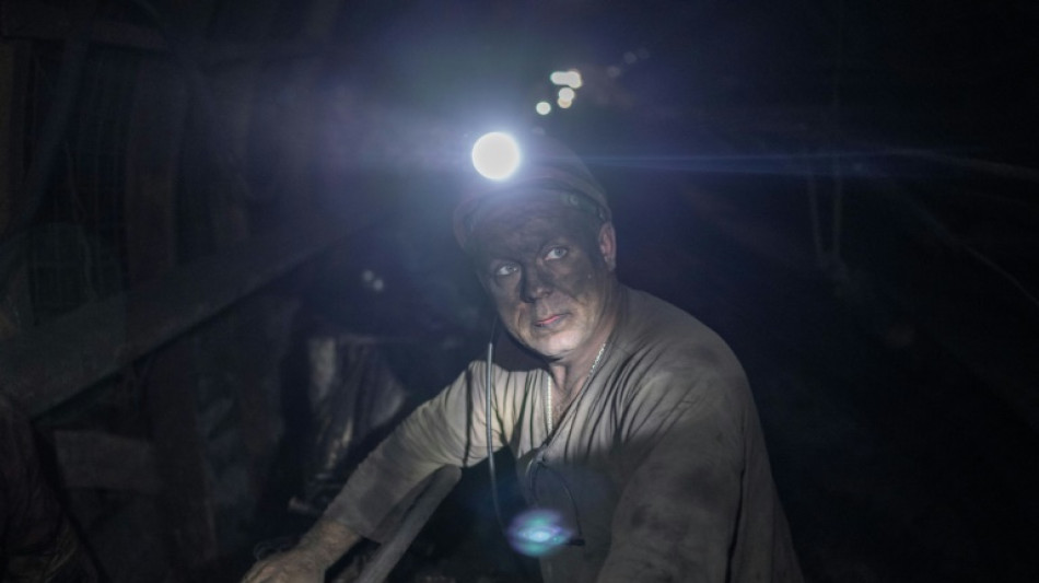 Mineros ucranianos siguen extrayendo carb&oacute;n pese a la guerra