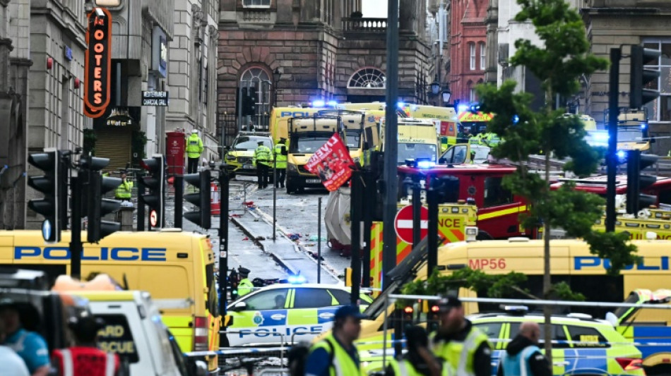 Auto f&auml;hrt bei Meisterfeier des FC Liverpool in Menschenmenge - Verletzte