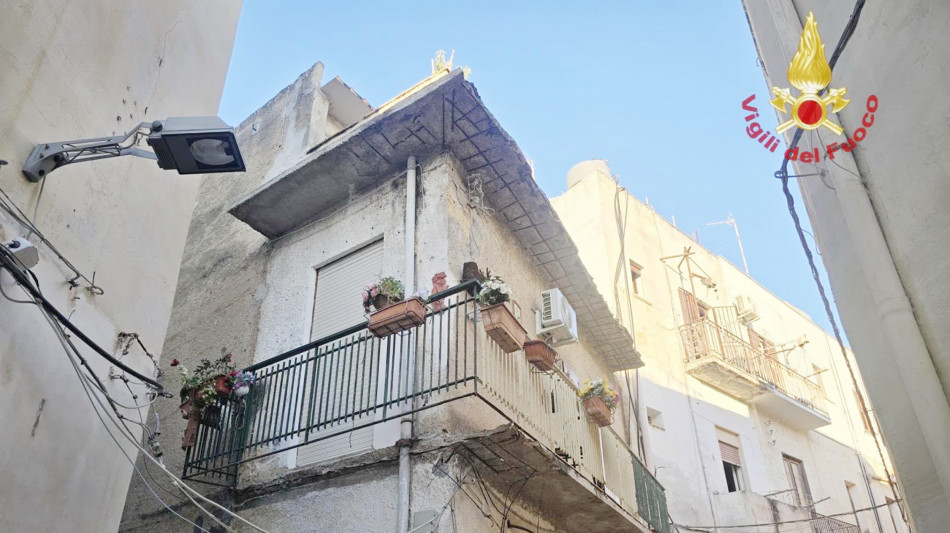 Crolla balcone abitazione a Mazara del Vallo, muore proprietaria