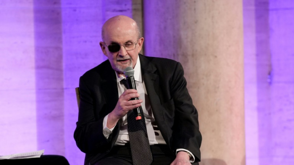 Prestes a lan&ccedil;ar livro, Rushdie conta o que pensou ao ser esfaqueado