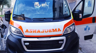 Investiti dal treno, un giovane morto e due feriti