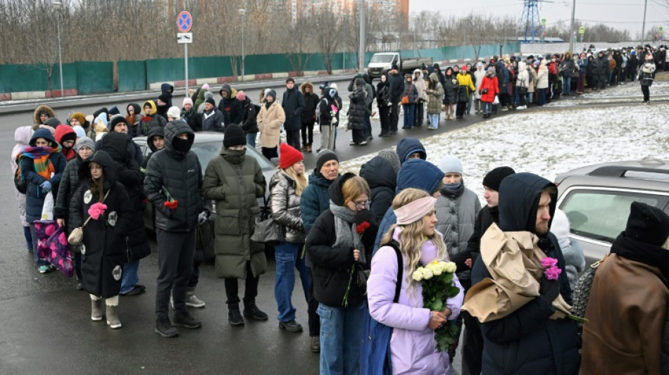 T&uacute;mulo de Navalny atrai mais de mil pessoas em Moscou no anivers&aacute;rio de sua morte