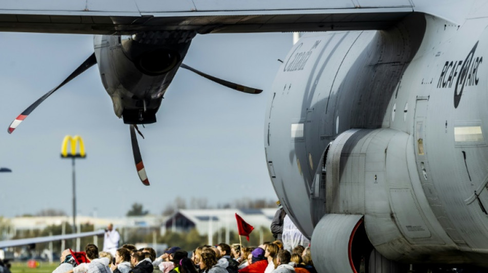Cientos de detenidos en protesta ecologista en aeropuerto de &Aacute;msterdam
