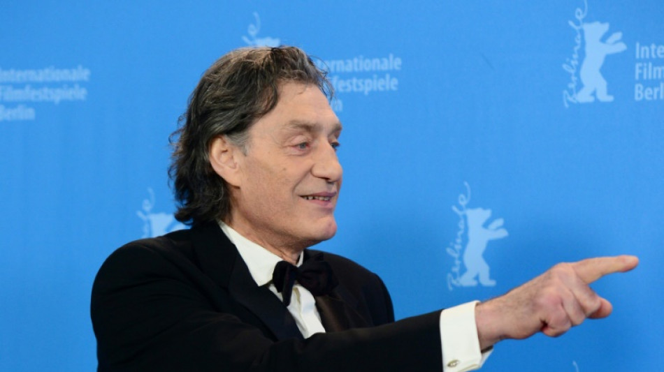 Schauspieler Winfried Glatzeder erfreut sich im Alter an Narzissen