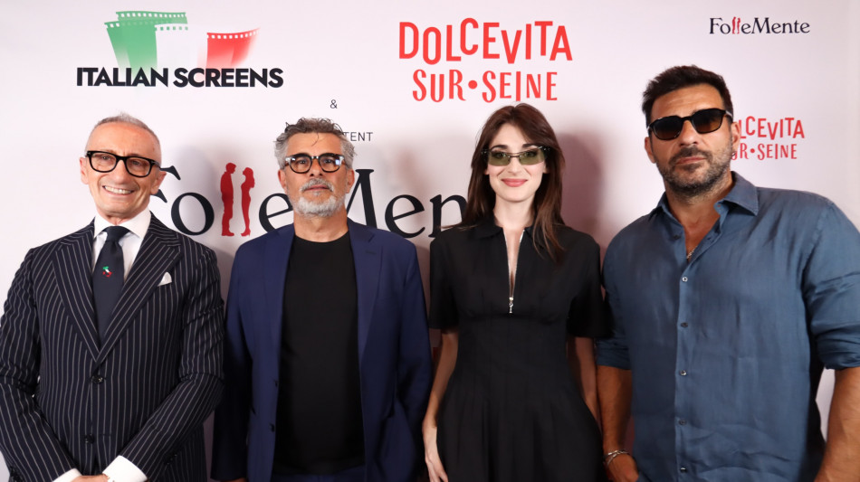 Risate e tanti applausi per 'FolleMente' a Parigi