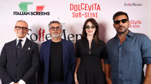 Risate e tanti applausi per 'FolleMente' a Parigi