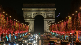Les Champs-&Eacute;lys&eacute;es un peu moins &eacute;clair&eacute;s pour &eacute;conomiser l'&eacute;nergie