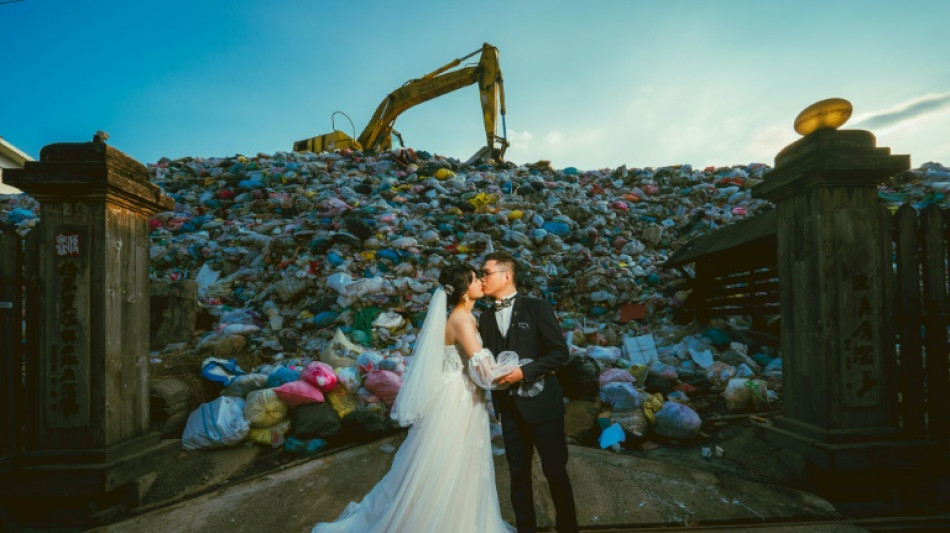 A Ta&iuml;wan, une photo de mariage devant des ordures pour d&eacute;noncer la pollution