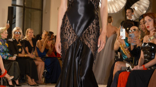 Schiaparelli apre le sfilate a Parigi rileggendo il passato