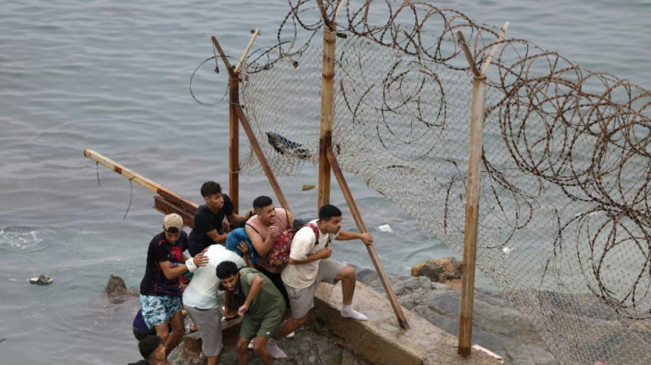 Unos 40.000 migrantes llegan a Ceuta desde Marruecos, Pedro S&aacute;nchez acude a la frontera