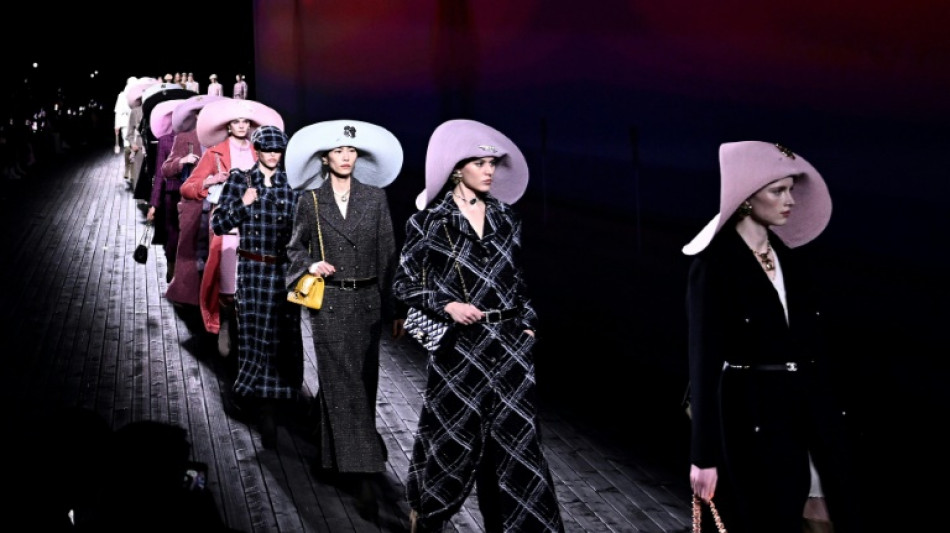 Chanel apresenta inverno &agrave; beira-mar e Louis Vuitton se abre para o futuro