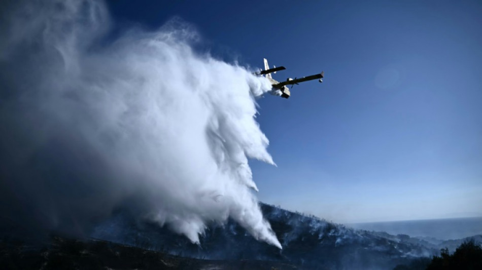 Grèce: violent incendie près d'Athènes, des dizaines d'évacuations