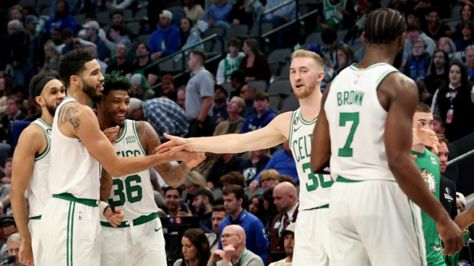 Un "triple-doble" de Tatum gu&iacute;a a los Celtics en el triunfo sobre los Mavericks en la NBA