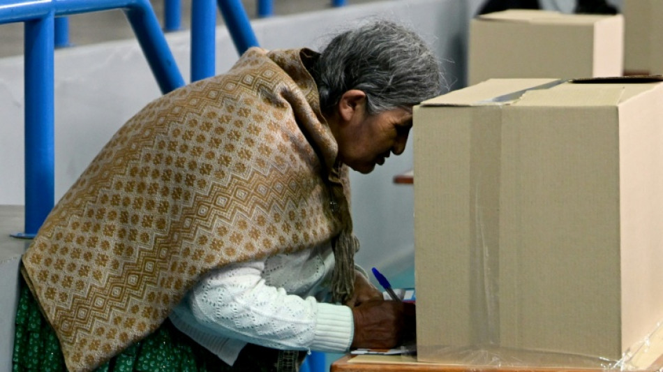 Bolivia elegir&aacute; presidente en balotaje entre dos candidatos de derecha, seg&uacute;n proyecciones