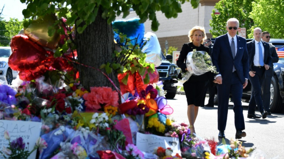 Biden d&eacute;nonce le "poison" du supr&eacute;macisme blanc, en rendant hommage aux victimes d'une tuerie raciste
