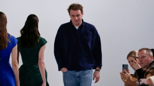 Jonathan Anderson comemora dez anos na Loewe com desfile que une tradi&ccedil;&atilde;o e futuro