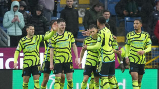 Arsenal atropela Burnley e segue na cola do Liverpool no Ingl&ecirc;s