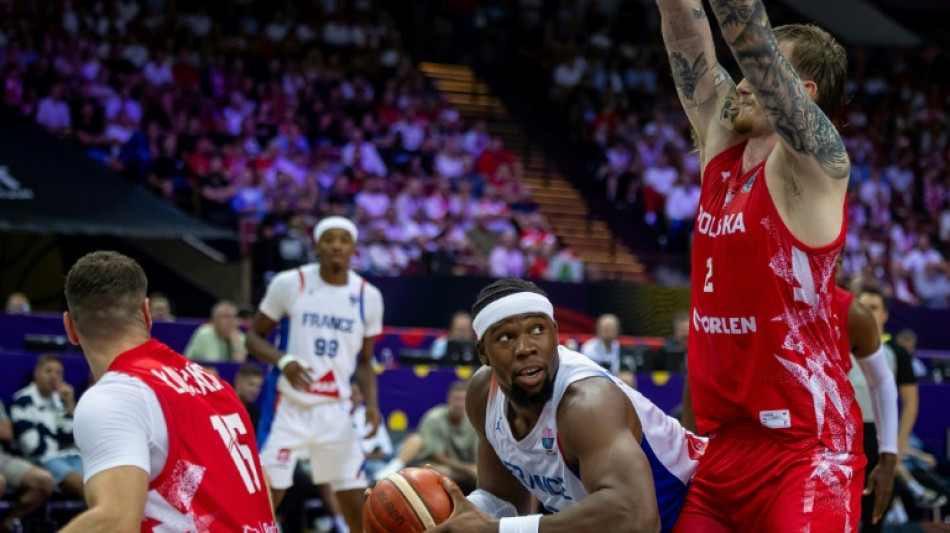 Euro de basket: les Bleus, port&eacute;s par Yabusele, rebondissent contre la Pologne
