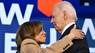 Biden se despede em discurso emotivo e passa o bast&atilde;o eleitoral para Kamala Harris