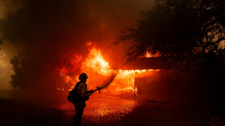 Plus d'une centaine de maisons d&eacute;truites par un vaste incendie pr&egrave;s de Los Angeles