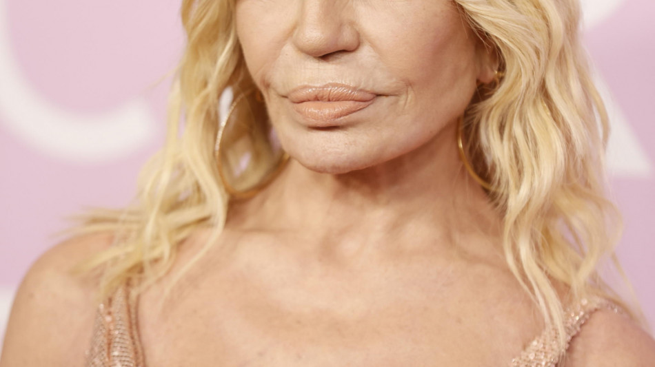 I 70 anni di Donatella Versace da ambasciatrice della maison