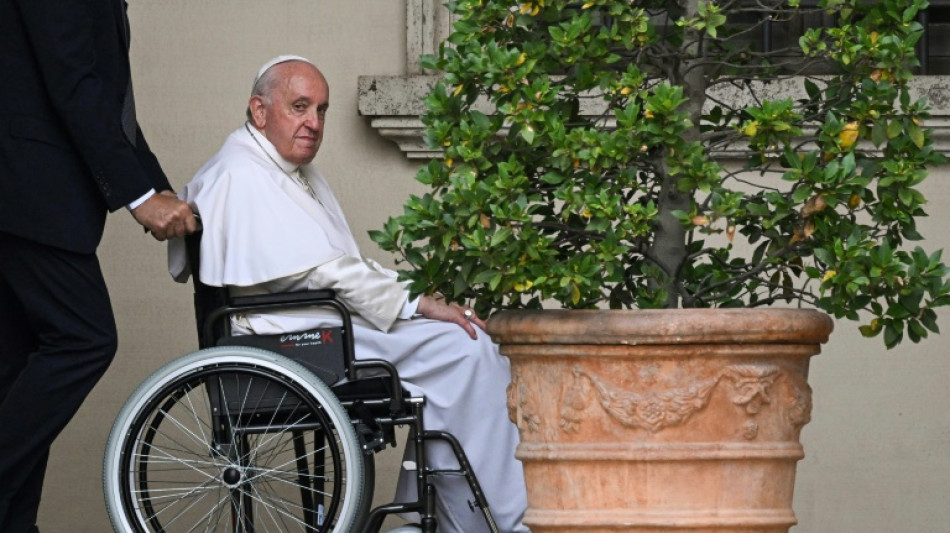 El papa, con problemas en una rodilla, anula una visita a &Aacute;frica en julio