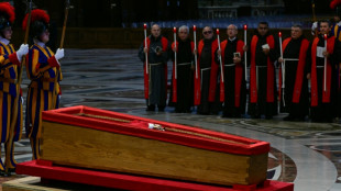 Une foule de fid&egrave;les afflue &agrave; Saint-Pierre pour saluer la d&eacute;pouille du pape