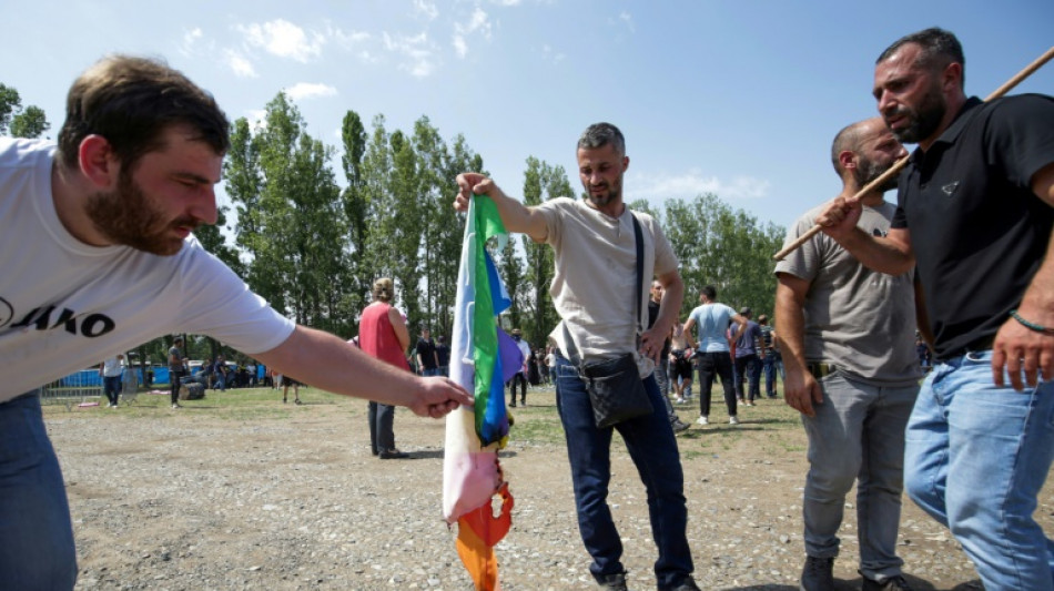 Rechtsextreme Demonstranten verw&uuml;sten Pride-Veranstaltungsort in Georgien