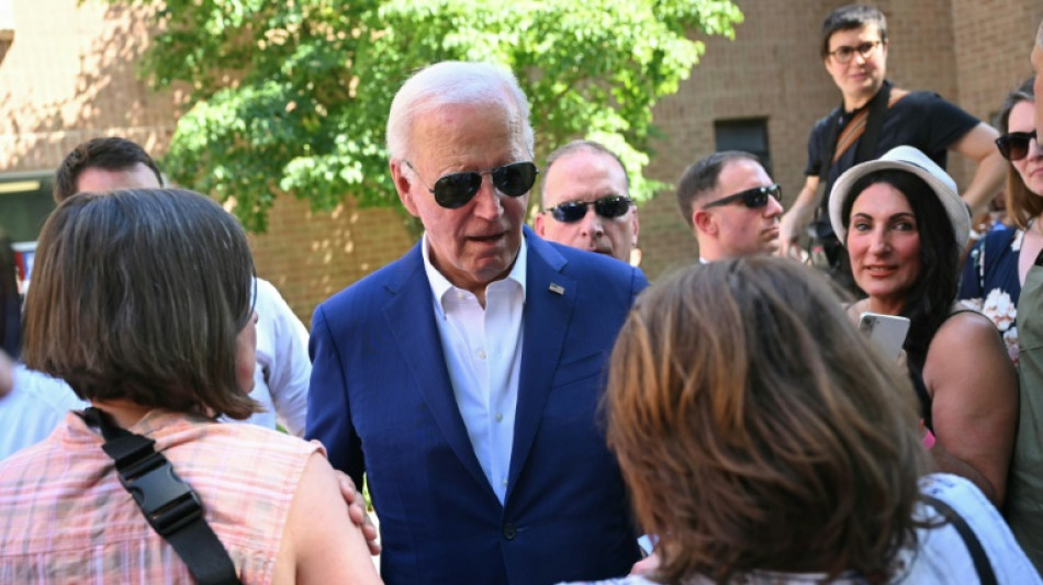 Biden face aux doutes de son parti et l&acirc;ch&eacute; par George Clooney