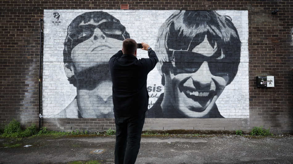 Il ritratto degli Oasis non sfonda all'asta prima della reunion