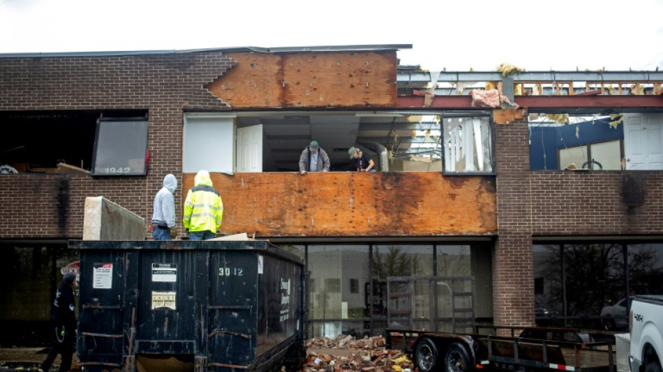 Sobe para 17 n&uacute;mero de mortos em tempestades nos EUA