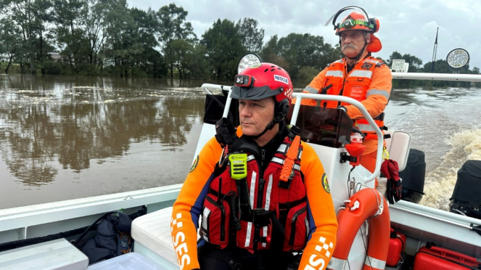 Schwere &Uuml;berschwemmungen in Australien: Menschen sitzen auf Hausd&auml;chern fest