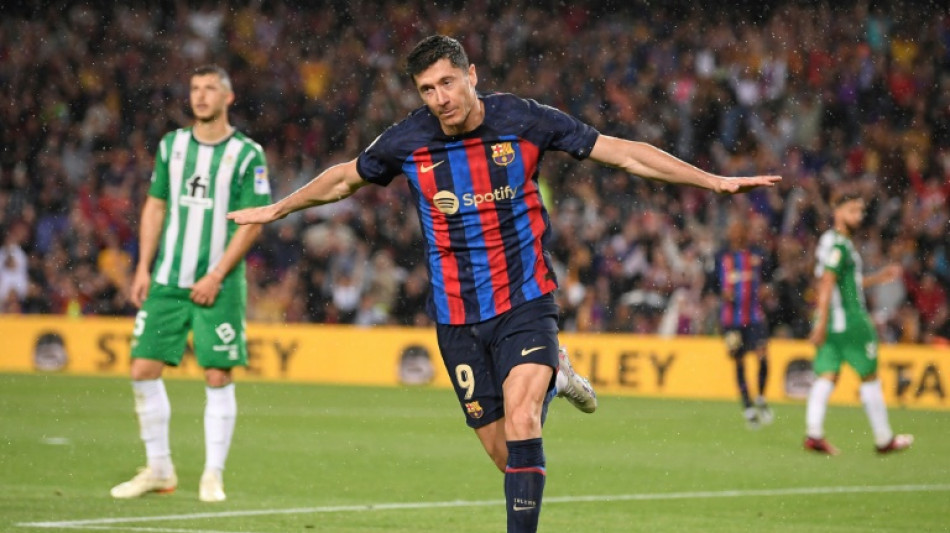 Bar&ccedil;a goleia Betis (4-0) e se aproxima do t&iacute;tulo; Real Madrid vence com hat-trick de Benzema