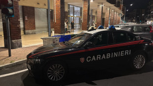 Donna trovata morta in casa nel Torinese, si cerca il fratello