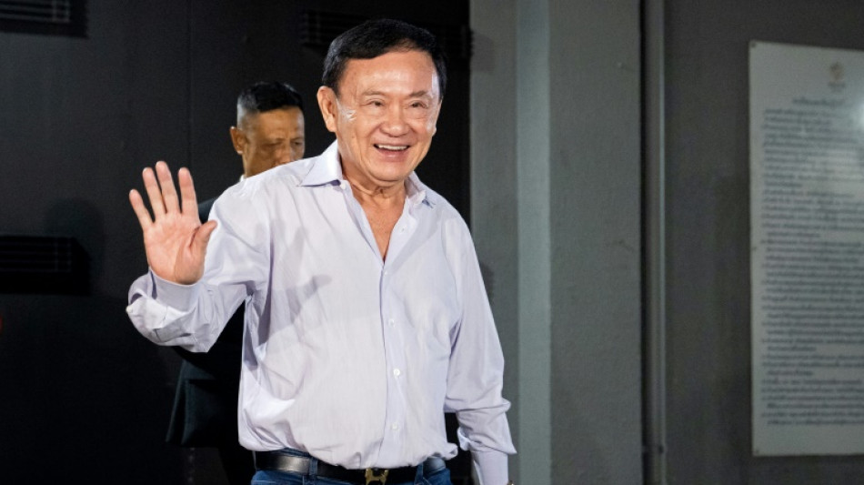 Thaïlande: Thaksin quitte le pays quelques heures avant un vote clé au Parlement 