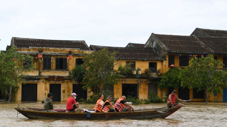 Tif&oacute;n Noru azota a Vietnam y destruye viviendas