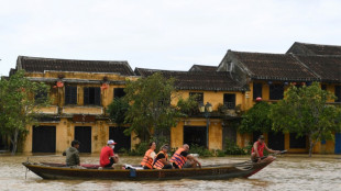 Tif&oacute;n Noru azota a Vietnam y destruye viviendas