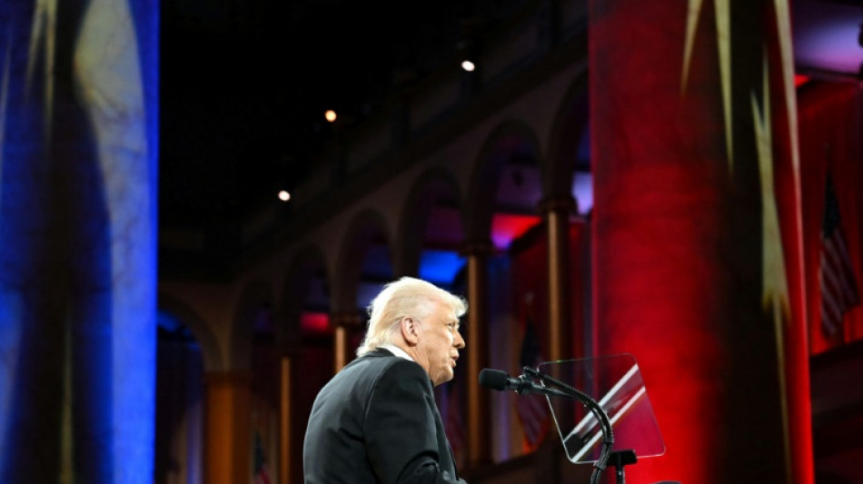 Les surtaxes am&eacute;ricaines entrent en vigueur, plus de 100% pour la Chine