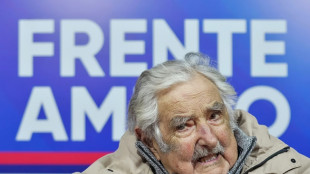 Mujica deixa o hospital e participa de evento pol&iacute;tico em Montevid&eacute;u