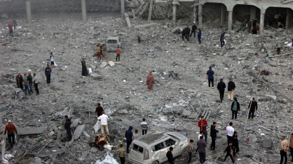 Un rescatista en Gaza arriesga su vida para salvar a un hombre atrapado tras un bombardeo israel&iacute;