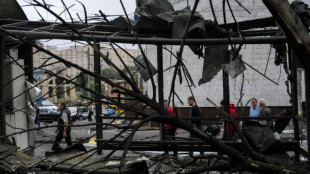 Ataques rusos dejan un muerto y una escuela incendiada en Kiev