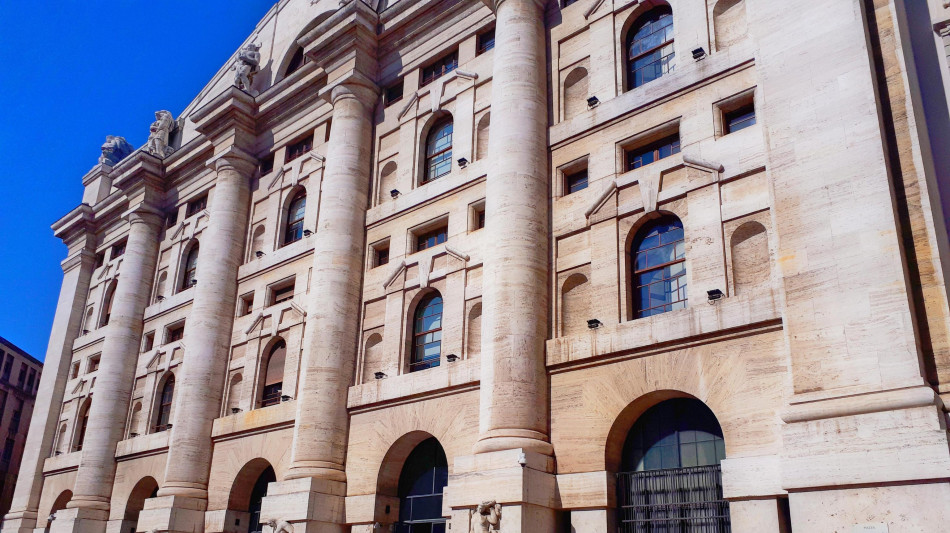 Borsa: Milano negativa (-0,6%), cedono Recordati, Buzzi e Banco