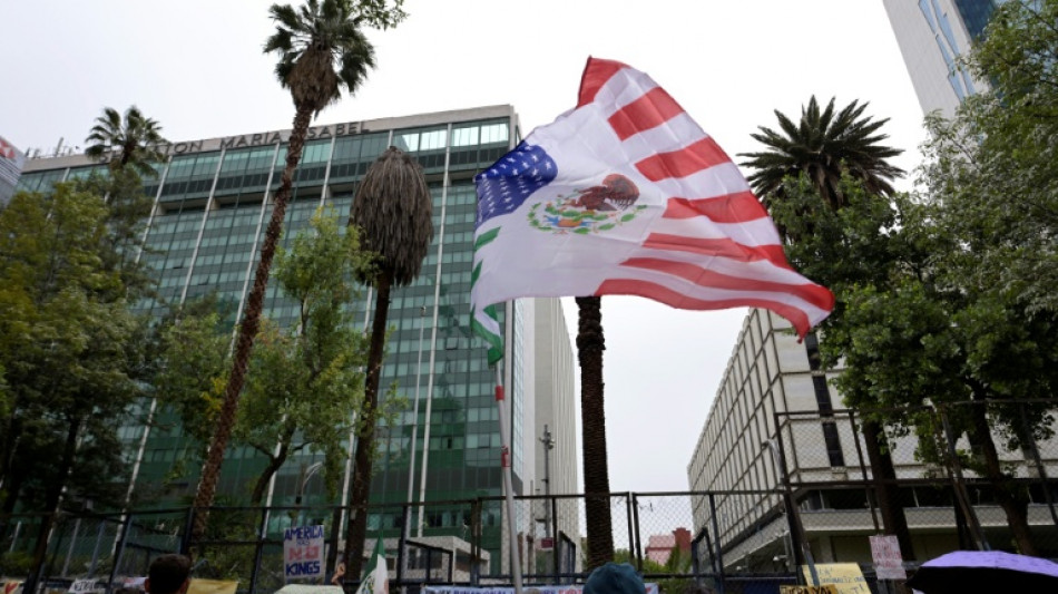 Estadounidenses marchan en Ciudad de M&eacute;xico contra las redadas migratorias de Trump