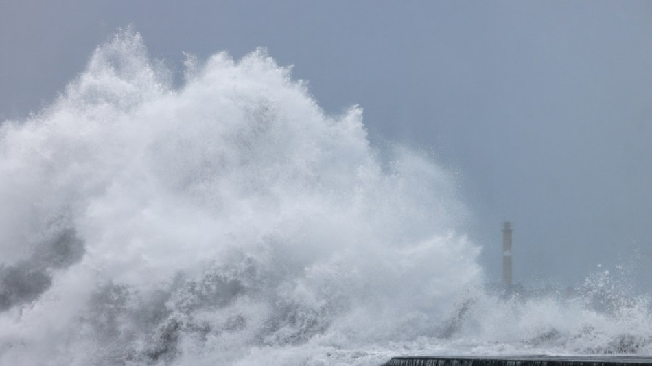 Ta&iuml;wan : des vagues de cinq m&egrave;tres et des milliers d'&eacute;vacu&eacute;s &agrave; l'approche d'un typhon 