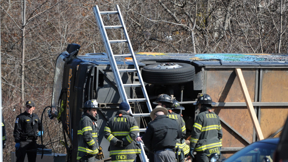 Incidente bus turisti a New York, 5 morti anche un neonato