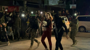 Otages: l'adolescente, les hommes arm&eacute;s et le petit chien