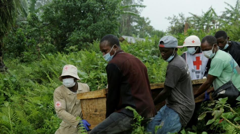 RDC: &agrave; Ntoyo, les survivants des attaques ADF enterrent leurs morts 