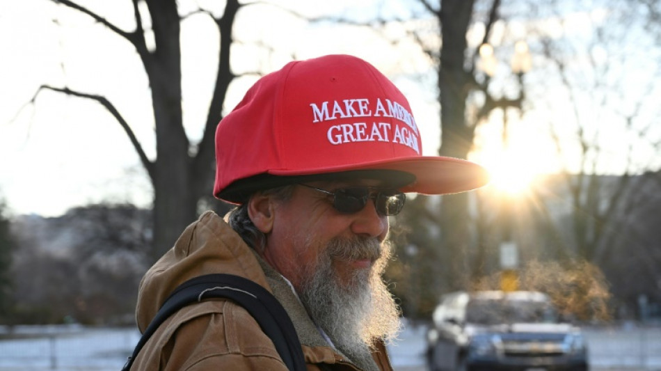 Trump aprende a decir su lema en español