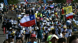 Jubilé: arrivée du pape en hélicoptère devant une foule en liesse à Rome