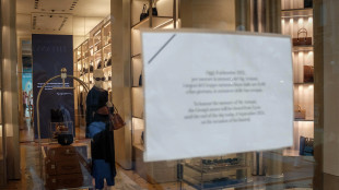 Pc spenti negli uffici, gi&ugrave; le serrande nei negozi Armani